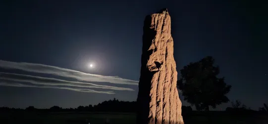 Monolith bei Nacht