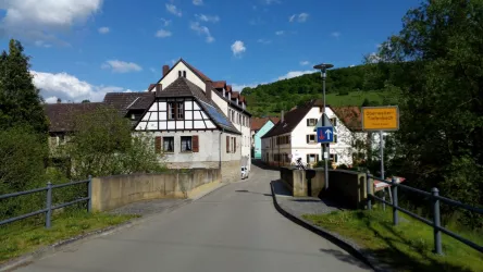 Einfahrt nach Oberweiler mit alter Mühle