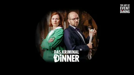 Ein spannendes Kriminaldinner-Event mit zwei Charakteren in formeller Kleidung. Die beiden stehen Rücken an Rücken und vermitteln eine geheimnisvolle Atmosphäre.