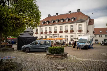 Markt vor dem Sturmfeder'schen Schloss (© Pfalz. Touristik e. V.)