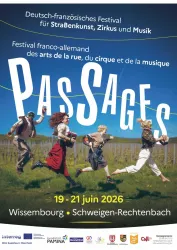 Ein fröhliches Festivalplakat für das deutsch-französische Festival "PASSAGES". Es zeigt Akteure in bunter Kleidung, die kreative Straßenkunst und Zirkuskunst präsentieren.