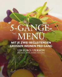 Ein elegantes 5-Gänge-Menü mit frischem Lachs und lebhaftem Gemüse. Das Angebot beinhaltet zwei passende Weine pro Gang.