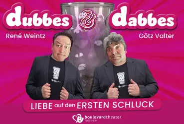 Zwei Männer stehen nebeneinander und lächeln in die Kamera. Der Hintergrund ist pink und zeigt ein großes Glas, das auf eine Unterhaltung hinweist.