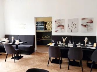 Ein stilvolles Restaurant mit modernen Möbeln und sanften Farben. Die Tische sind elegant gedeckt und die Wände sind mit dekorativen Bildern geschmückt.