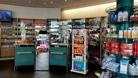 Ein Verkaufsraum mit Regalen voller Gesundheits- und Schönheitsprodukte. An der Wand sind verschiedene Artikel und Verpackungen ordentlich aufgestellt.