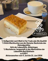 Ein Stück Blechkuchen auf einem Teller mit einer Tasse Kaffee im Hintergrund. Der Text informiert über Aktionsangebote von Fair Trade Produkten und einem sozialen Projekt.