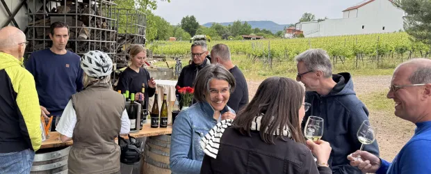 Gäste am Weinstand mit Gläsern 