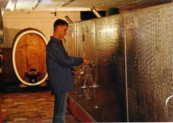 Wgt. Veddeler - Jun.-Chef Gregor Veddeler im Kelle (© Weingut Veddeler)