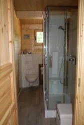 Bad 2 mit Dusche, Waschbecken und WC (© Pia Neumann)