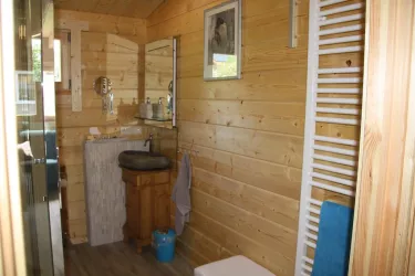 Bad 1-Dusche, WC, Waschbecken, Urinal (© Pia Neumann)