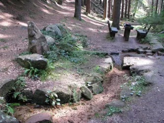 Goldbrunnen (Esthaler Brunnenweg)