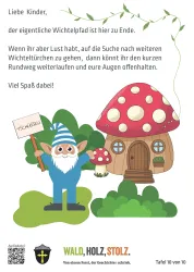 Ein fröhlicher Wichtel steht vor einem großen, roten Fliegenpilz. Er hält ein Schild mit der Aufschrift "Tschüssel" und lächelt. Hier ist die letzte Tafel des Waldwichtelpfades zu sehen. Sie ermutigt die Kinder die Runde weiterzulaufen und weitere Waldwichtel-Türchen zu finden.