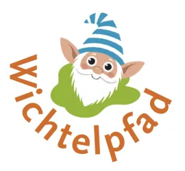 Ein fröhlicher Wichtel mit blauer Mütze und weißem Bart steht im Vordergrund. Der Text "Wichtelpfad" umgibt das Bild und verleiht ihm einen verspielten Charakter.