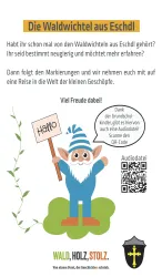 Ein liebevoll gestalteter Waldwichtel mit einem Schild, der "Hallo" sagt. Der Hintergrund lädt zu einer Erkundung des Waldwichtelpfades in Esthal ein.