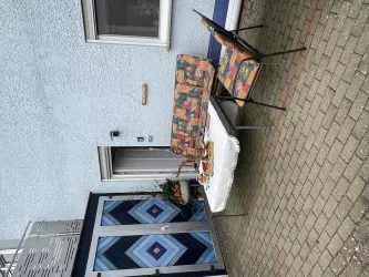 Eingang mit Außenbereich