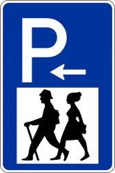 Ein Parkplatzschild mit einem Pfeil nach links. Darunter sind Silhouetten von einem wandernden Mann und einer Spaziergängerin zu sehen.