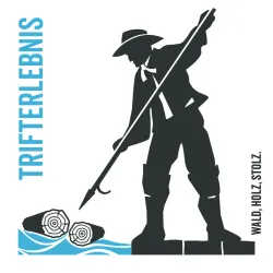 Ein Holzfäller steht am Wasser und benutzt eine lange Stange, um Baumstämme zu bewegen. Der Titel des Bildes lautet "Trifterlebnis". Auf dem Foto ist die Wandermarkierung vom Trifterlebnispfad zu sehen.