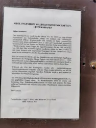 Infotafel am Nibelungenheim