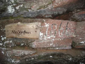 Holztafel am Nibelungenfelsen "Altes Schießhaus"