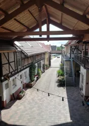 Weingut Helck in Freckenfeld, Hof (© Südpfalz Tourismus Kandel e.V., Foto Tanja Bender)
