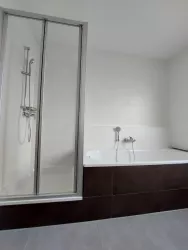 Dusche und Badewanne