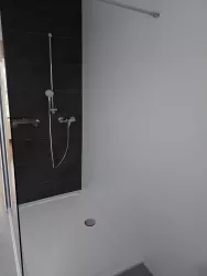 Dusche im Badezimmer