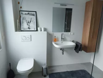 Waschbecken & WC im Badezimmer