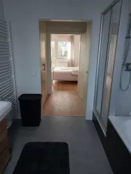 Ankleideraum mit Durchgang zum Bad