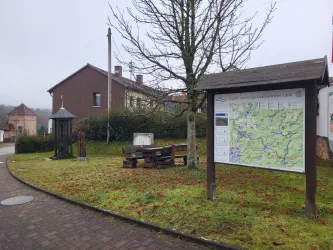 Grünanlage in der Ortsmitte mit Infotafel Radwege