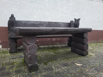 Sitzgelegenheit hinter dem Rathaus