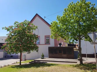 Platz hinter dem Rathaus mit Gedenktafel