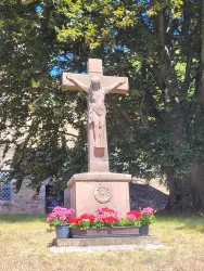 Kreuz vor der Pfarrkirche St. Katharina