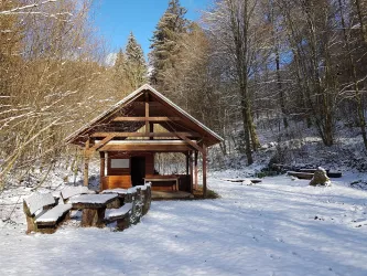 Schutzhütte Karlsbrunnen mit Sitzgruppen