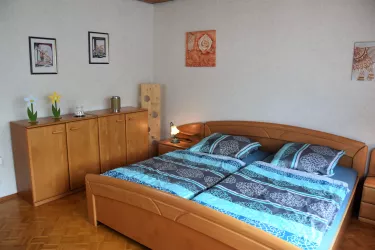 Schlafzimmer 1 in Echtholz