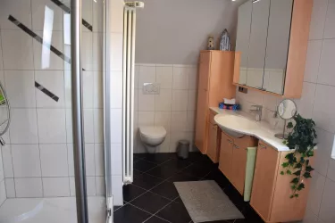 Badezimmer mit stilvoller Einrichtung