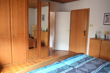 Schlafzimmer 1 großer Schrank