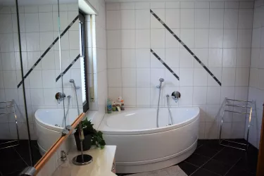 Badezimmer mit Whirlpool