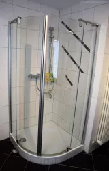 Große Dusche im Badezimmer