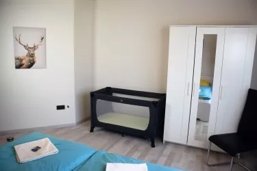 Schlafzimmer 1 mit Kinderbett