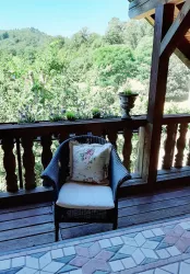 Großer überdachter Balkon mit Blick ins Grüne