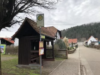 Bushaltestelle Petersbächel Ortsmitte (© Adrian Stilgenbauer)