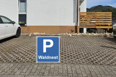 Es ist ein gepflasterter PKW-Stellplatz für die Ferienwohnung "Waldnest" zu sehen.