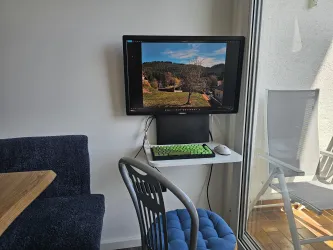 Ein moderner Arbeitsplatz mit einem Computerbildschirm und einer Tastatur.