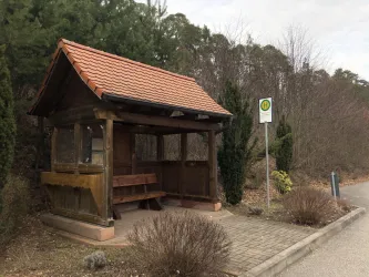 Bushaltestelle Fischbach-Petersbächel Ortseingang (© Adrian Stilgenbauer)
