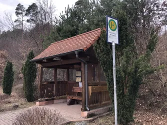Bushaltestelle Petersbächel Ortseingang (© Adrian Stilgenbauer)