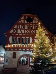 Rathaus Ilbesheim im Advent