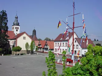 Schiffermast auf dem Rathausplatz