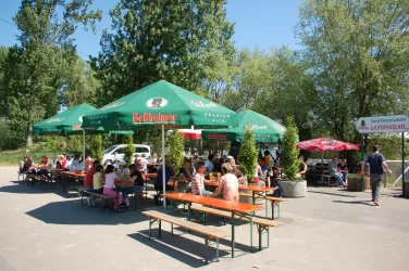 Biergarten vor dem Schiff