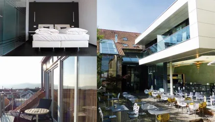 Ein modernes Hotelzimmer mit einem großen Bett und großen Fenstern. Draußen befindet sich eine Terrasse mit Tischen und Stühlen in einem einladenden Restaurant.
