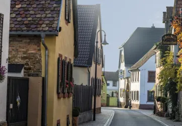 Eine ruhige Straße mit charmanten, bunten Häusern. Die Atmosphäre ist friedlich und einladend.